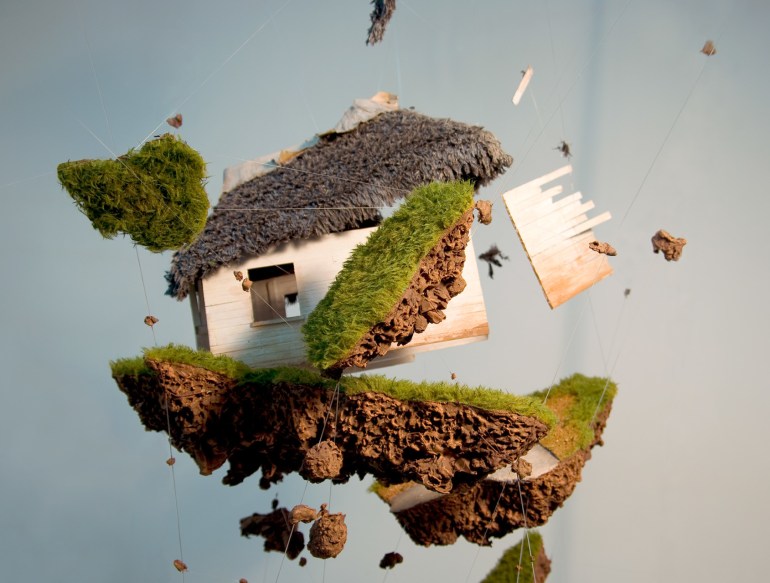 Jorge-Mayet_Detalle-II-de-Desecha-en-menudos-pedazos-...-lon-textil-y-acrilicos_-170x60x60-cm-1689x1280